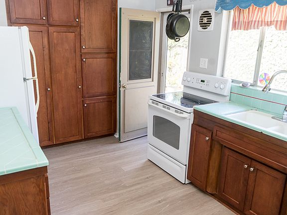 2nd image of 614 Leonard Ave