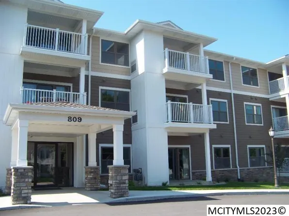 809 7th Ave N APT 102, Clear Lake, IA 50428