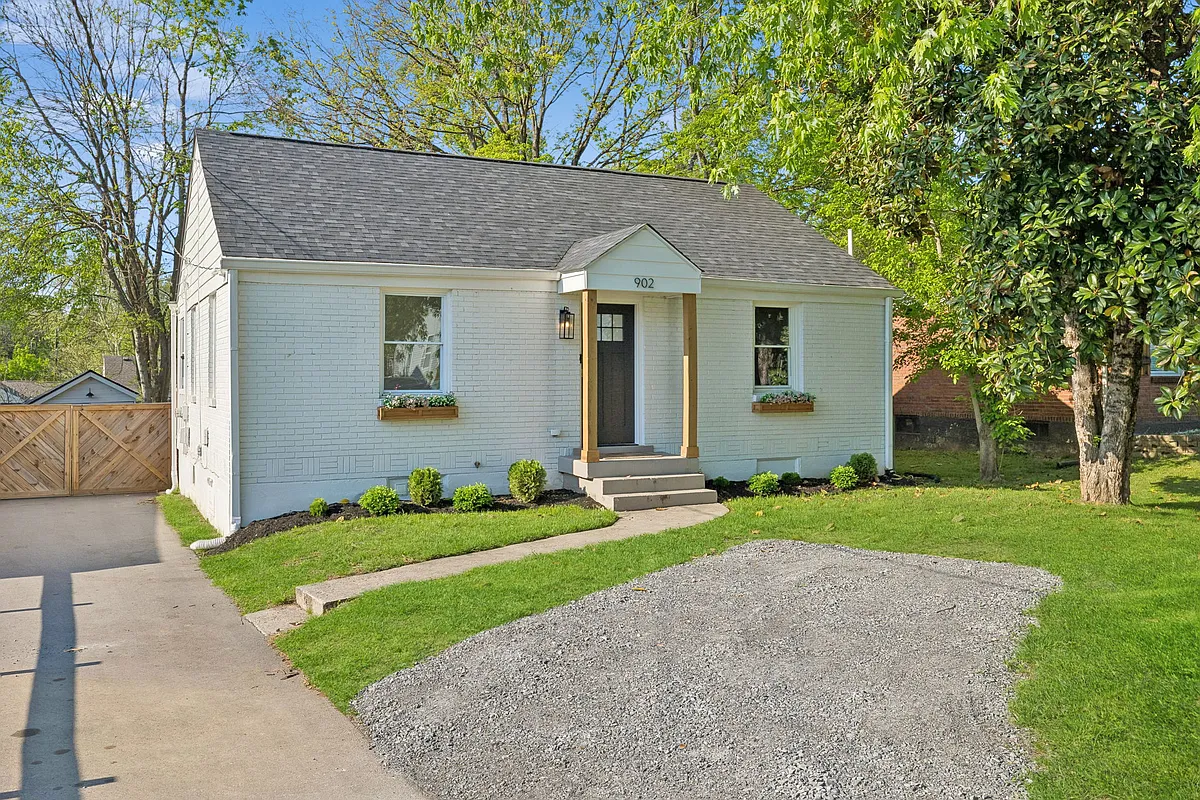 Building Photo - 902 Broadmoor Dr