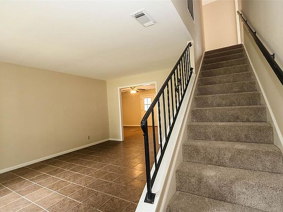 FRONT ENTRY WITH ACCES TO SECOND FLOOR BEDROOMS