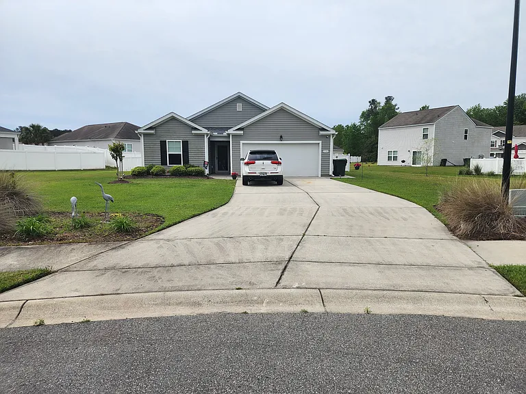 1300 Arbor Ct — Photo 2
