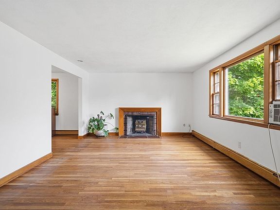 5th image of 84 Oak St