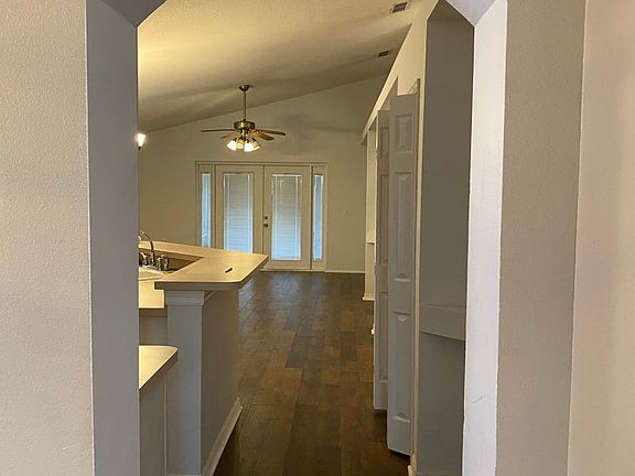 3rd image of 141 Easton Cir