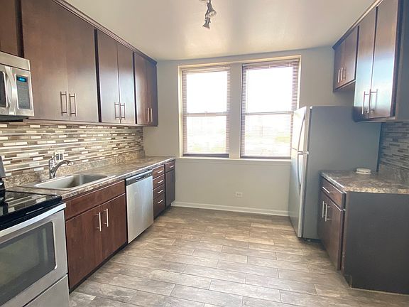 3rd image of 3933 N Clarendon Ave #Penthouse