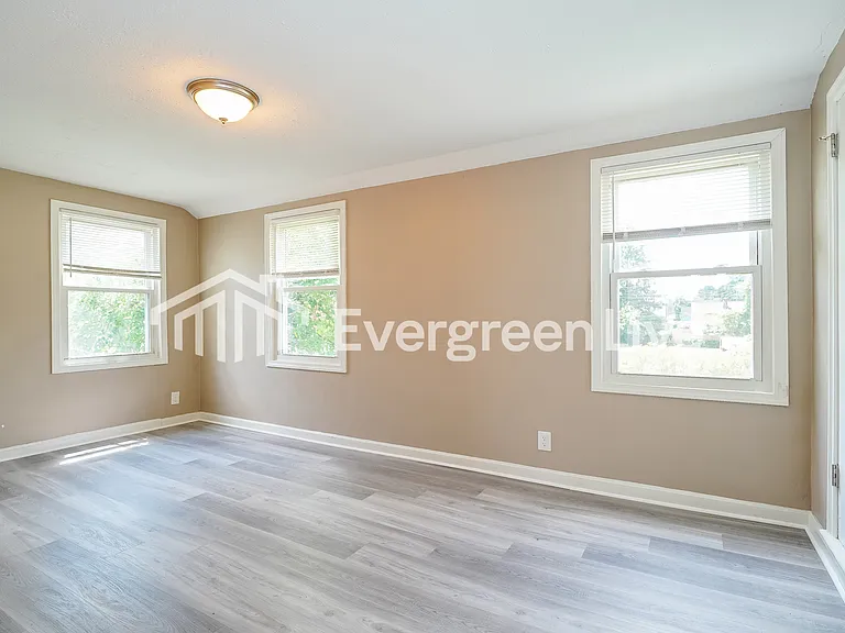 582 Elizabeth Ave — Photo 13