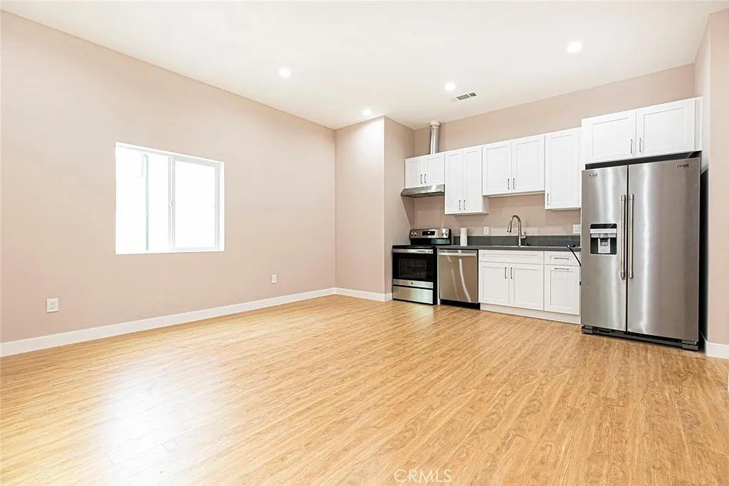 2 bed, 900 sqft, $3,000 — Photo 3