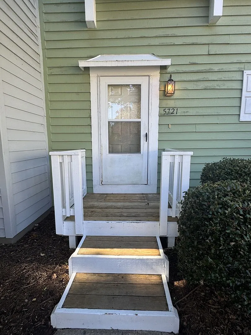 2 bd 1.5 ba Townhome — Photo 2