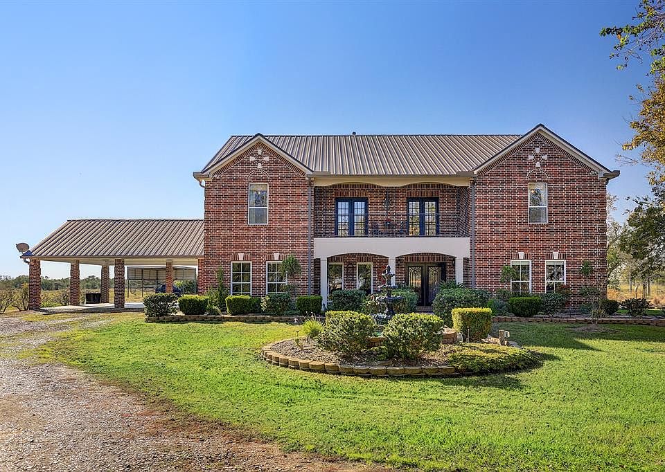 This custom 4,500+ sf home features 4 bedrooms, 4 full bathrooms, a bonus room with closet, media theater room and sits on over 33 unrestricted acres.