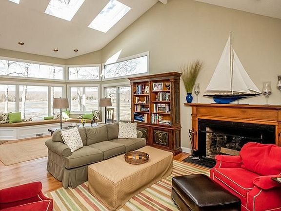 Family Room/Great Room w/Fireplace