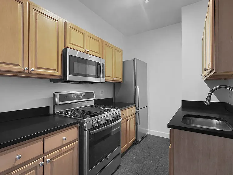 12 E 86th St #422 — Photo 4