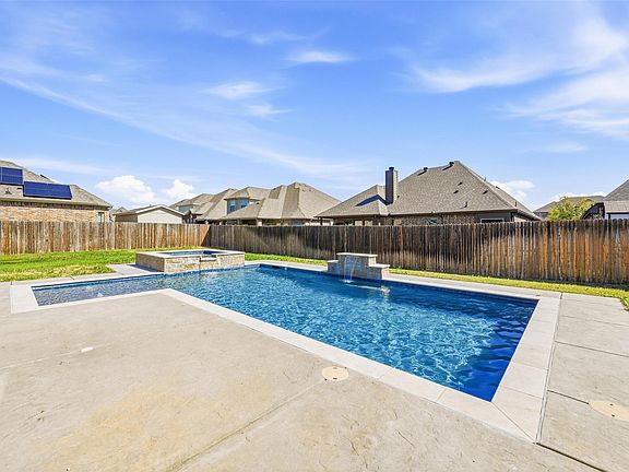 5th image of 110 Sweetleaf Dr