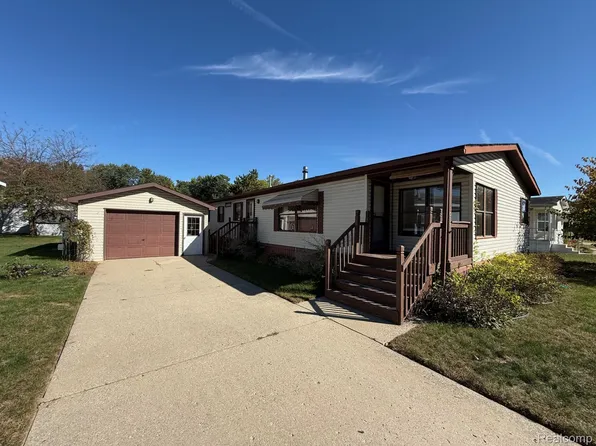 3028 E Bay Dr, Fenton, MI 48430