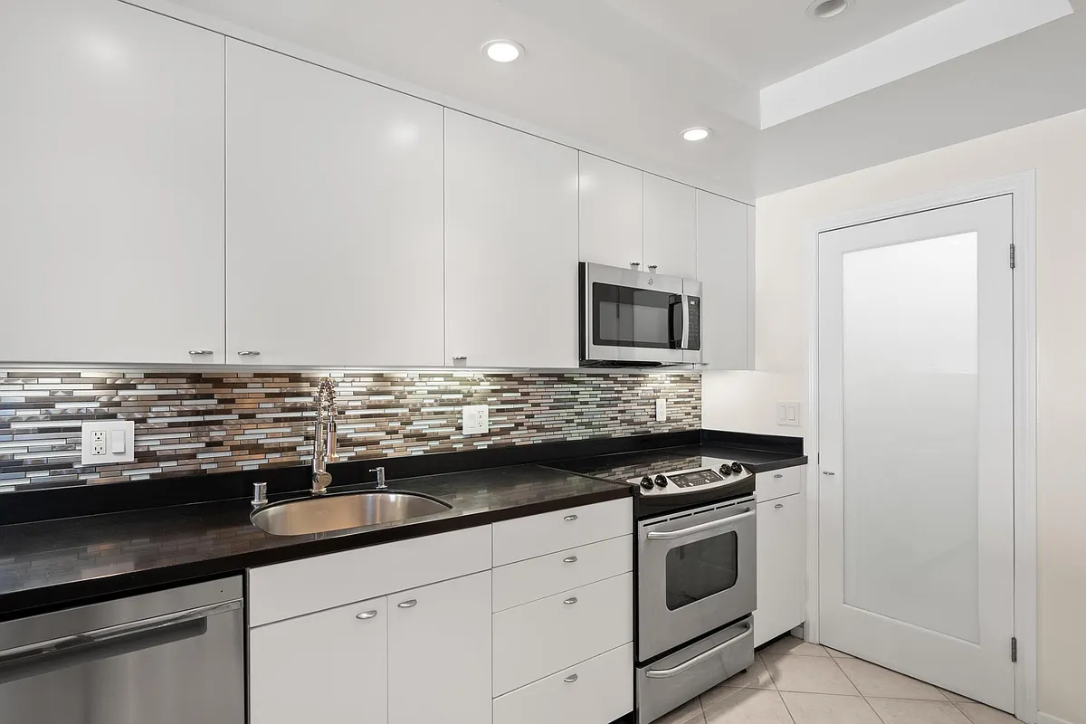 Building Photo - 370 Rosecrans St #203