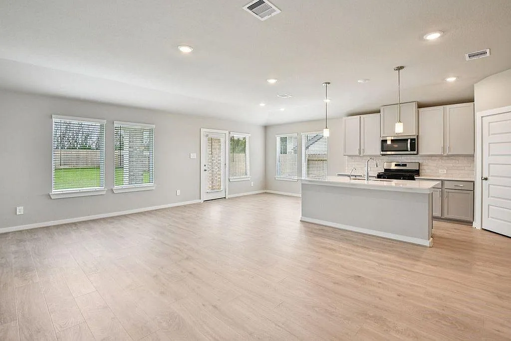 4 bed, 3.0 bath, 2200 sqft, $2,300 — Photo 4