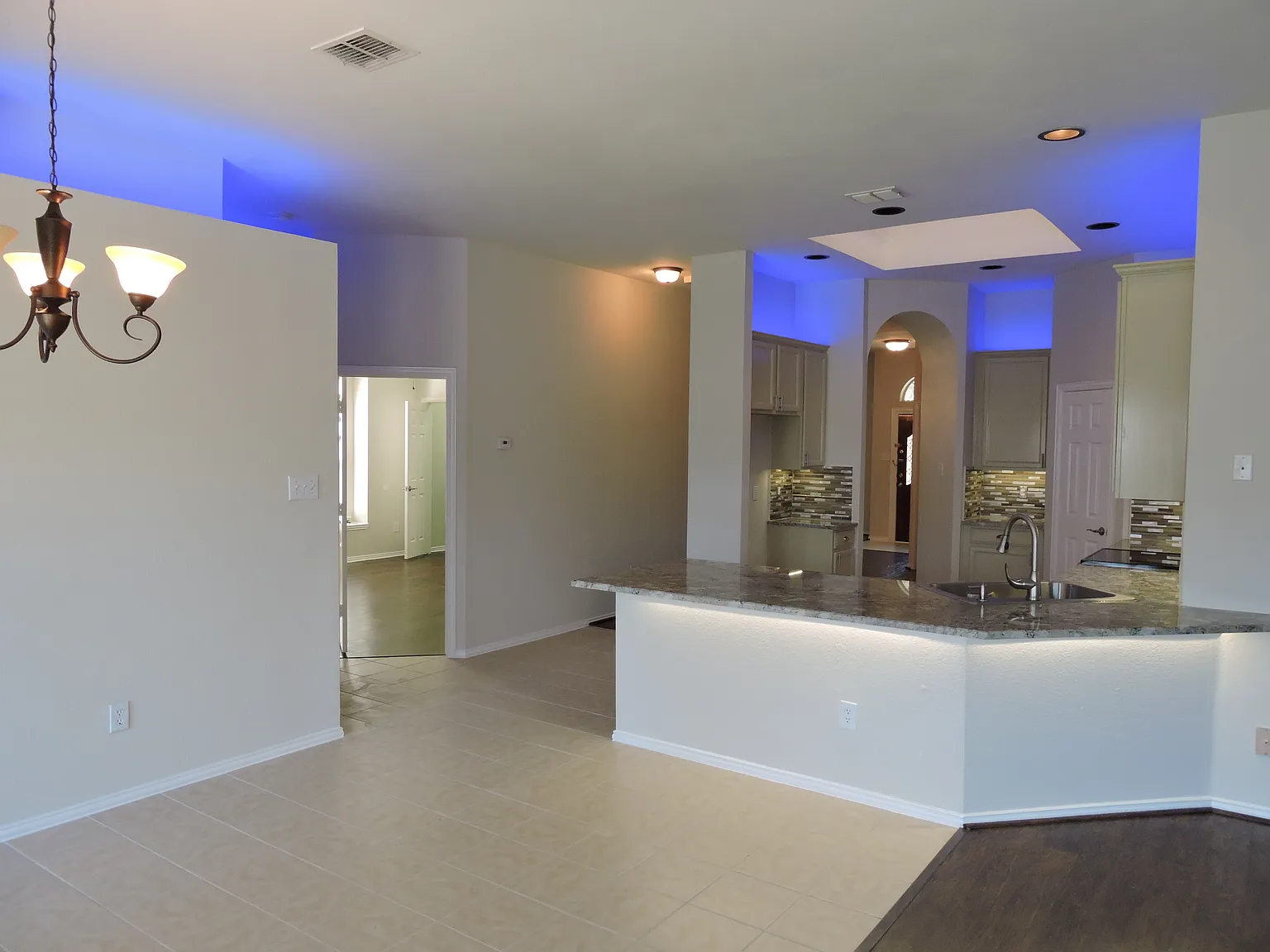 4 bed, 2400 sqft, $3,095 — Photo 4
