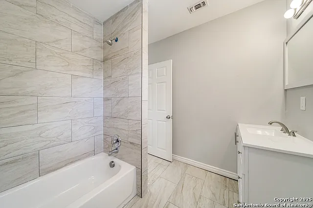 811 W Kings Hwy — Photo 32