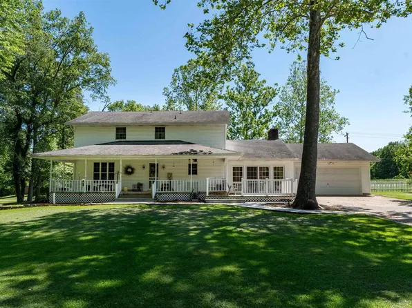 9793 Stuyvesant St, Benton, IL 62812