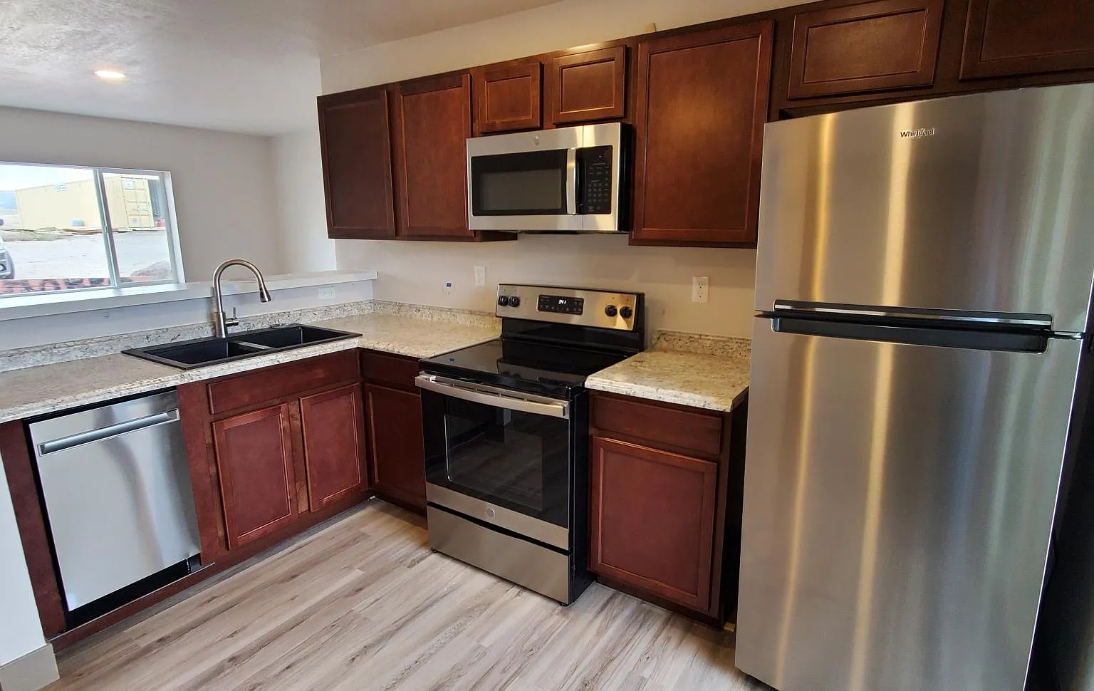 2 bed, 792 sqft, $1,325 — Photo 3