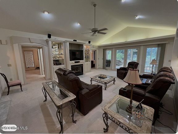 2nd image of 909 Lakeview Drive