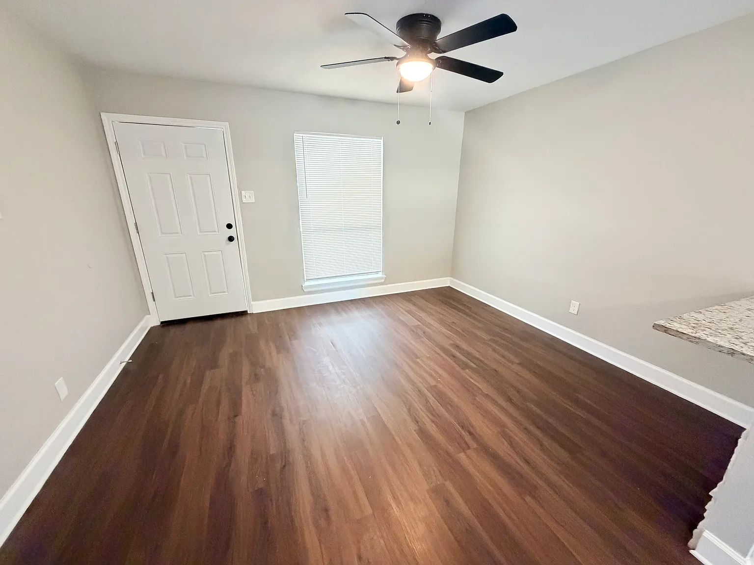 3 bed, 1000 sqft, $1,350 — Photo 4