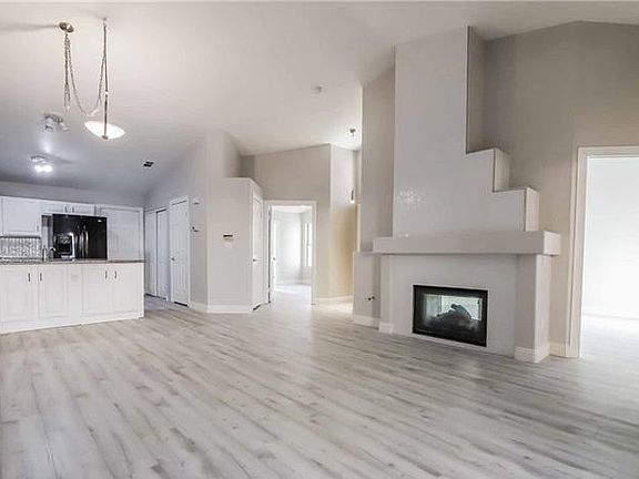 4th image of 389 Rosado Springs St