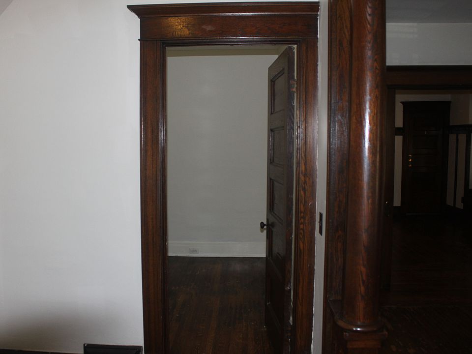 Front hallway entrance into a bedroom.