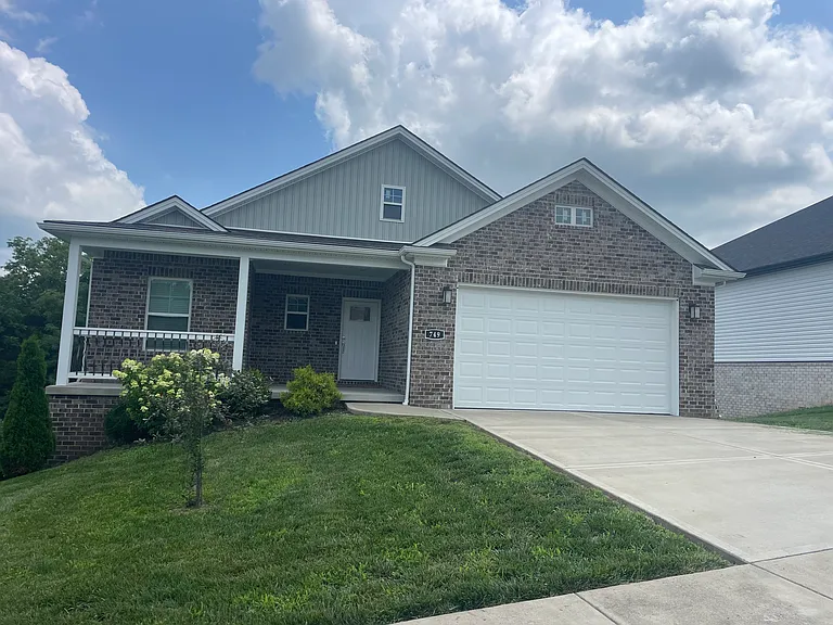 749 Amanda Ct — Photo 1