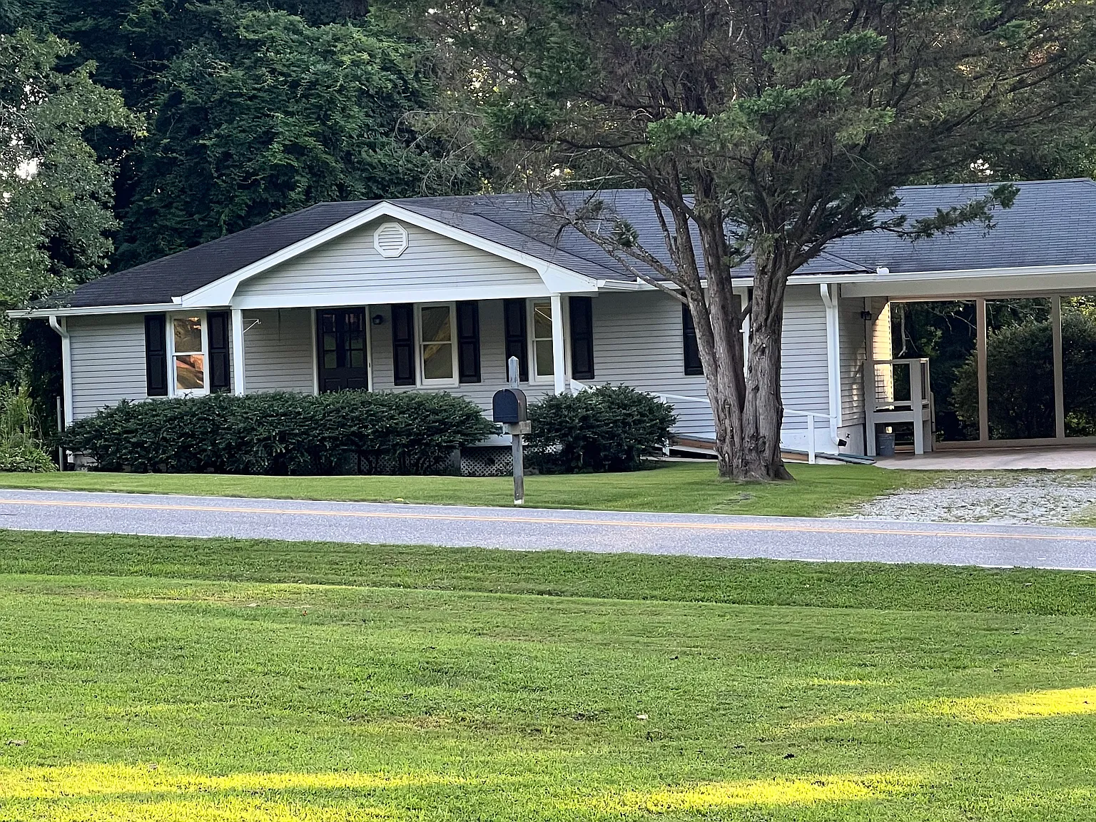 3 bed, 1.5 bath, 1056 sqft, $2,100 — Photo 2