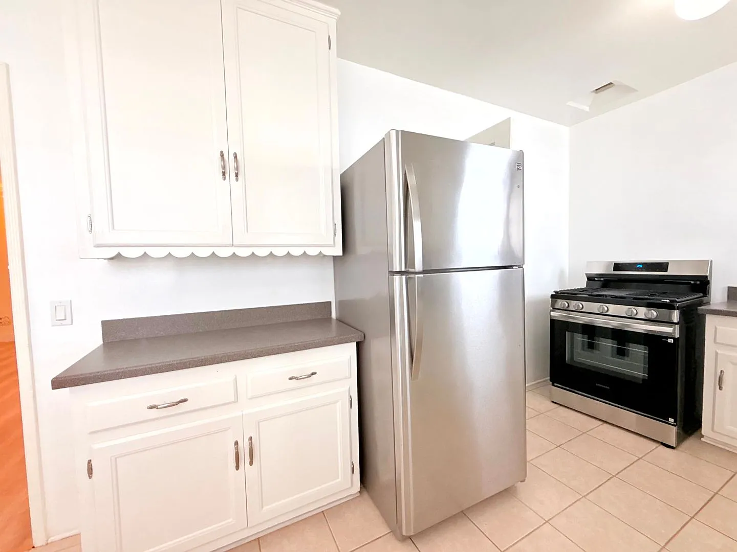 Lovely Renovated Cozy and Spacious 1 Bed 1 bath Unit in Melrose-Fairfax area — Photo 1