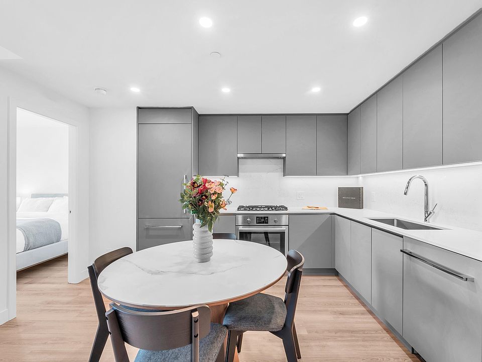 1st image of 7977 Lansdowne Rd #601