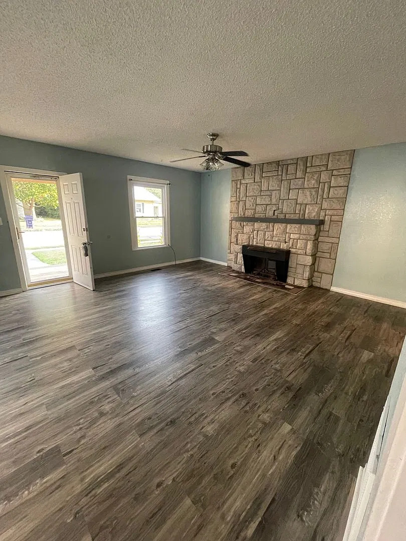 Charming Bungalow for Rent in Webb City, MO! — Photo 2