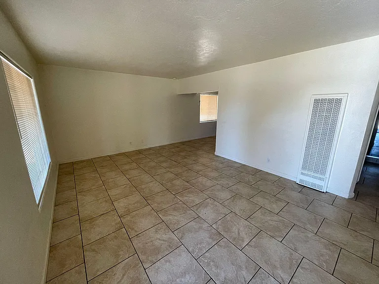 868 S Park Ave — Photo 4