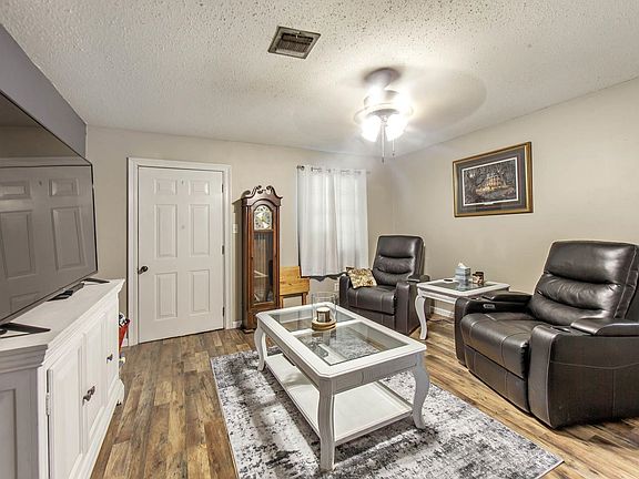 4th image of 224 Half Oak Dr