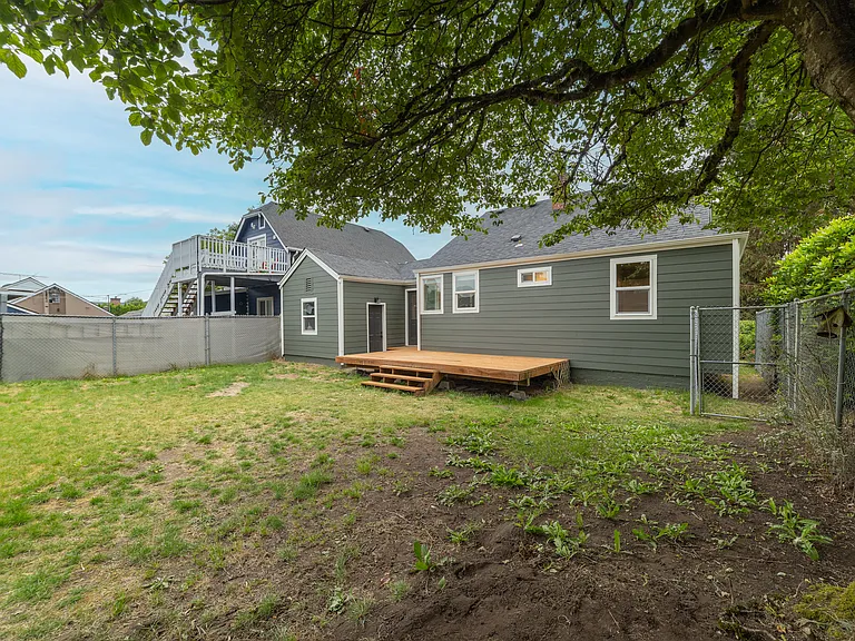 910 E Main St — Photo 18