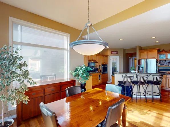 42 Valley Creek Rd NW, Calgary, AB T3B 5V1