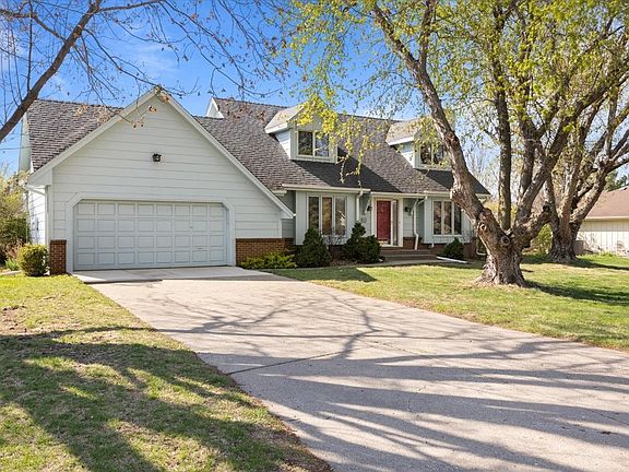 3rd image of 302 NW Country Club Dr