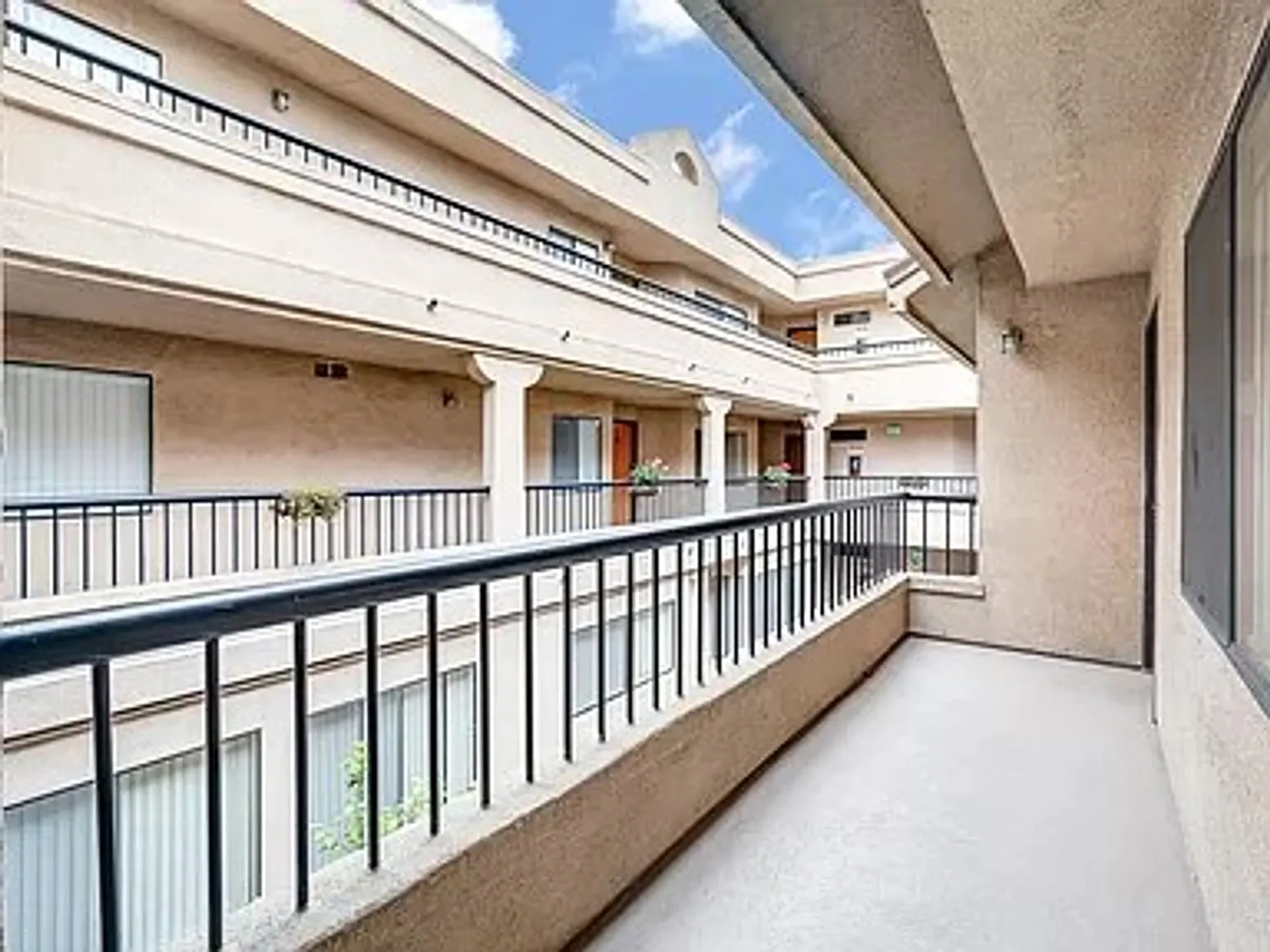 Francis Apartments...Gorgeous Newly Remodeled ...CALL NOW! — Photo 3