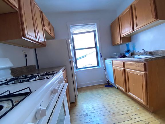 3rd image of 914 W Oakdale Ave #2W