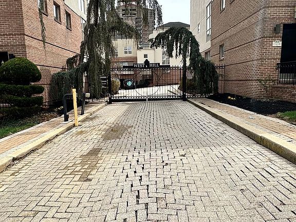 4th image of 1600 N Franklin St
