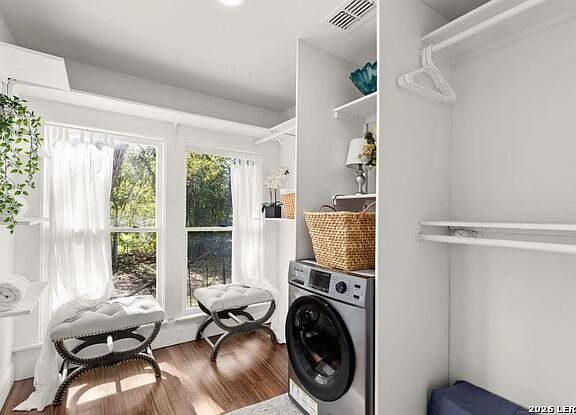 4th image of 1820 E Houston St
