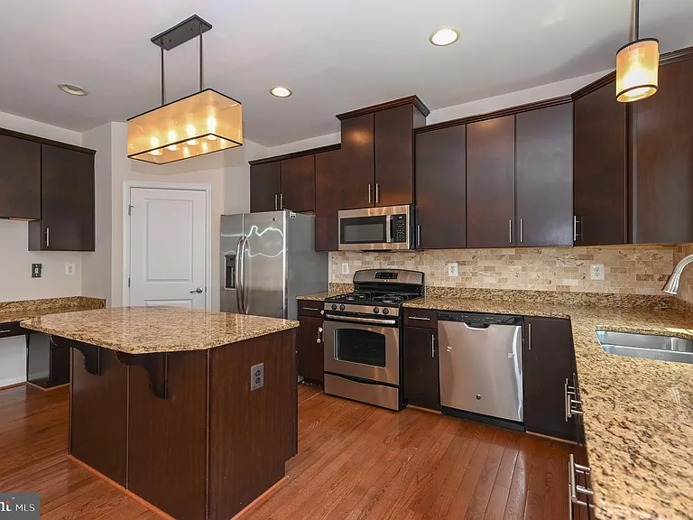 3707 Hansberry Ct NE — Photo 2