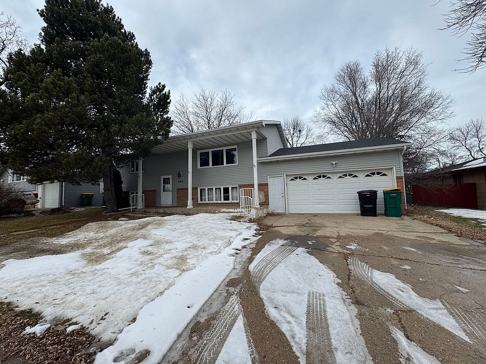 1st image of 904 W Divide Ave