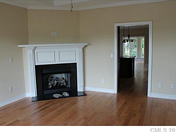 3rd image of 1013 Villas Dr #4