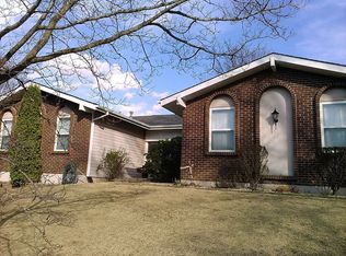 11 Oak Hollow Dr, Saint Peters, MO 63376