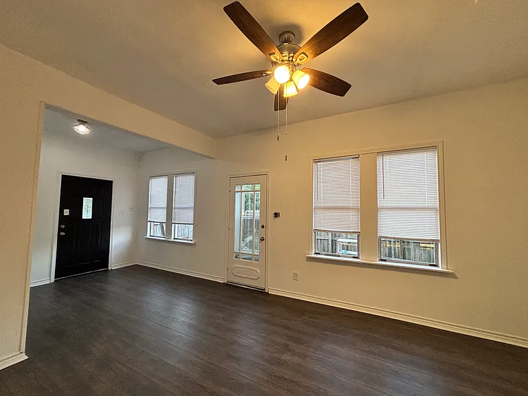 1117 Dallas St — Photo 13