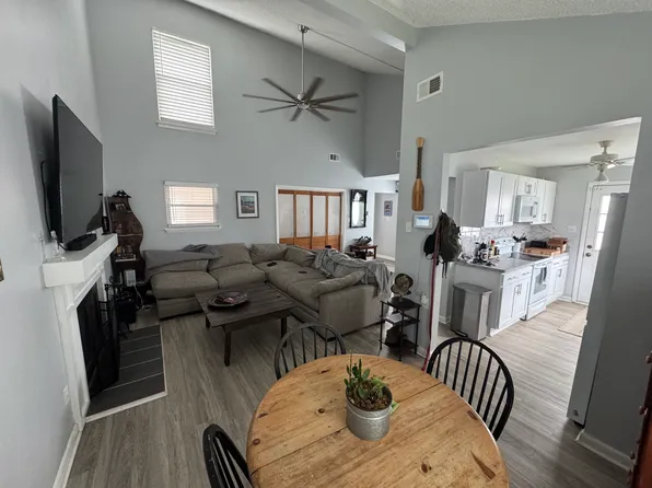 1212 Ferndale Ct, Virginia Beach, VA 23464