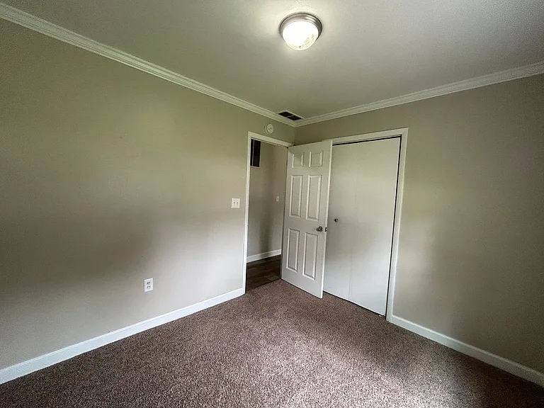 210 8th St E — Photo 10
