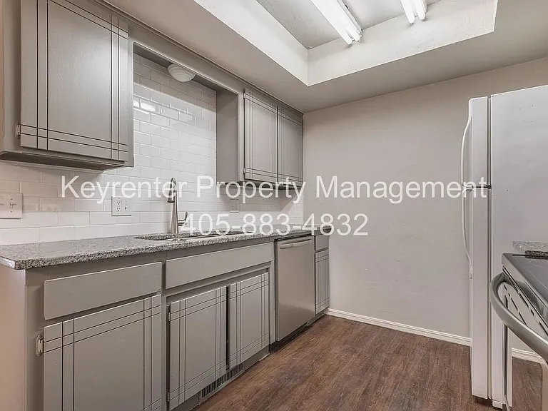 9016-9020 N Rockwell Dr — Photo 11