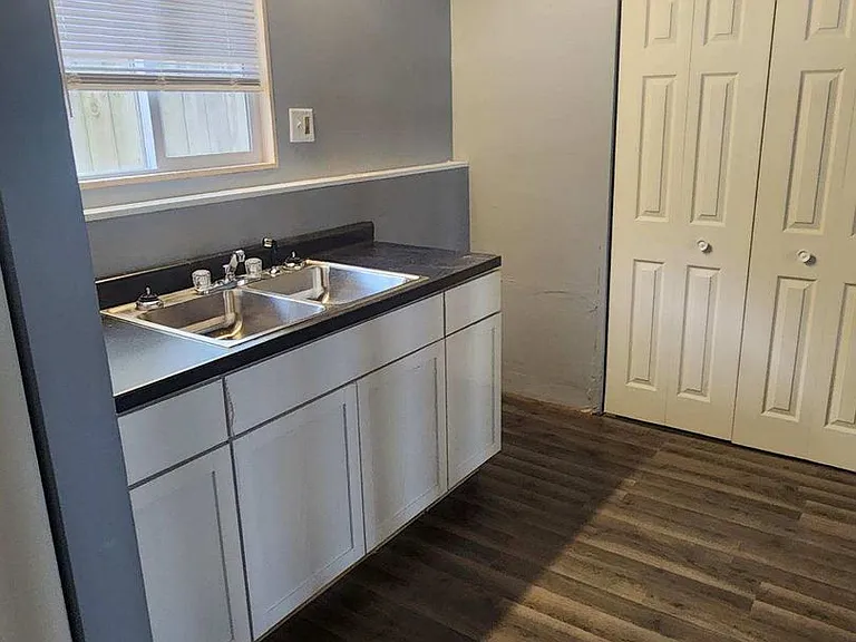 524 E Ridgely Ave — Photo 3