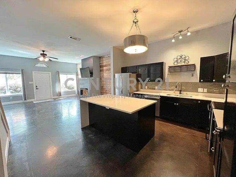 1813 S Ervay St — Photo 10